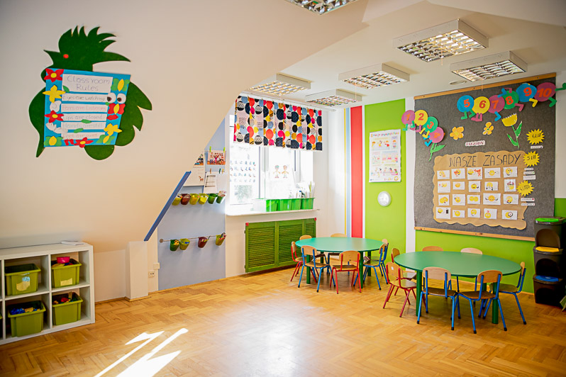 Ciekawe zajecia Dziecko maluje farbami plakatowymi. Zdjęcie wskazuje na ciekawe zajęcia prowadzone w Owocowym Przedszkolu.