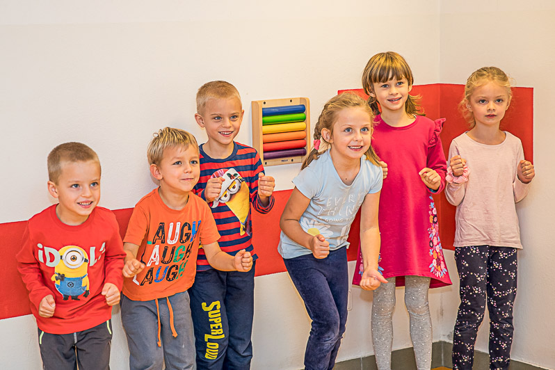 Ciekawe zajecia Dziecko maluje farbami plakatowymi. Zdjęcie wskazuje na ciekawe zajęcia prowadzone w Owocowym Przedszkolu.