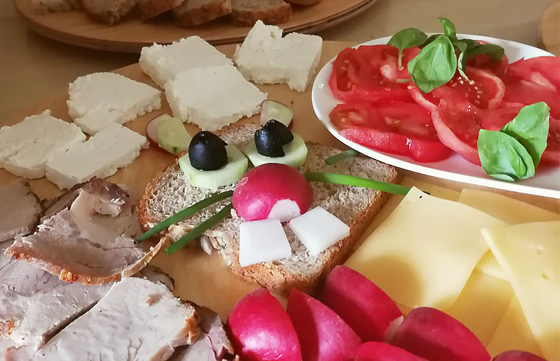 Ciekawe zajecia Dziecko maluje farbami plakatowymi. Zdjęcie wskazuje na ciekawe zajęcia prowadzone w Owocowym Przedszkolu.