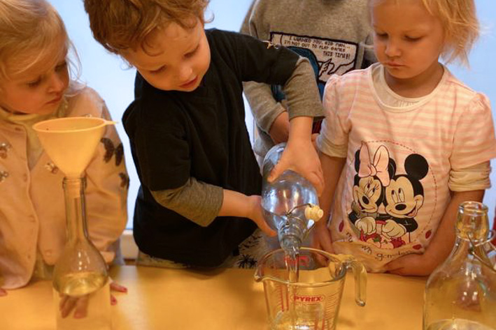 Ciekawe zajecia Dziecko maluje farbami plakatowymi. Zdjęcie wskazuje na ciekawe zajęcia prowadzone w Owocowym Przedszkolu.